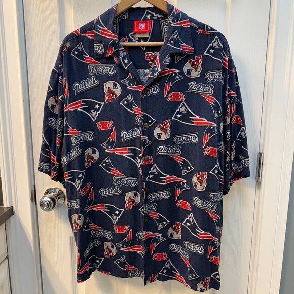 New England Patriots Logos All Over Short Sleeve Shirt Size Large - Picture 1 of 8